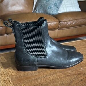 UGG black Leather Chelsea Boots